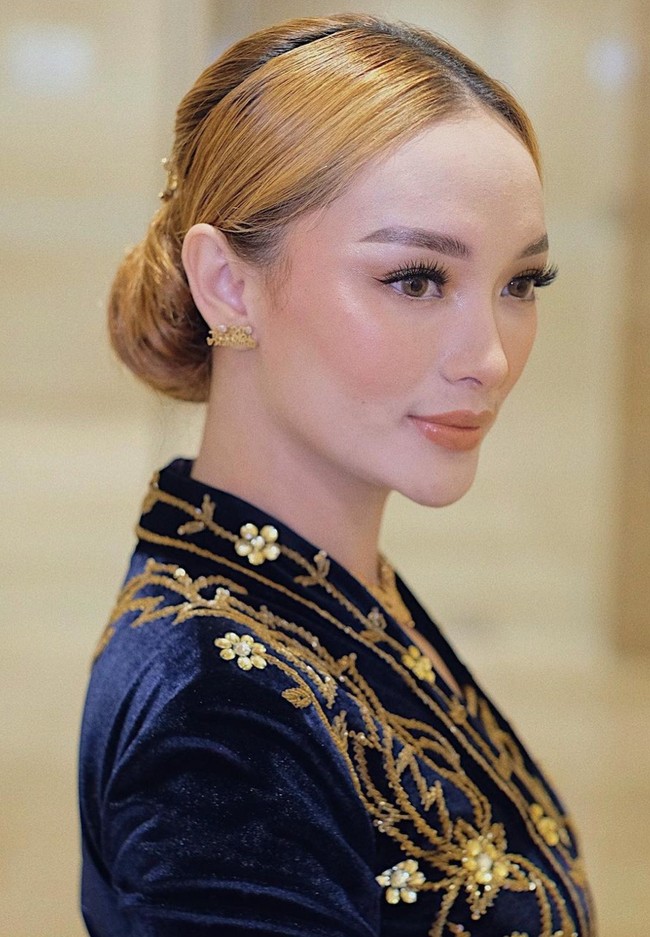 Dengan riasan wajah natural bernuansa nude, penampilan Zaskia Gotik terlihat semakin memukau. Untuk menyempurnakan penampilannya, Zaskia juga mengenakan softlens berwarna coklat. Foto: Instagram/@zaskia_gotix