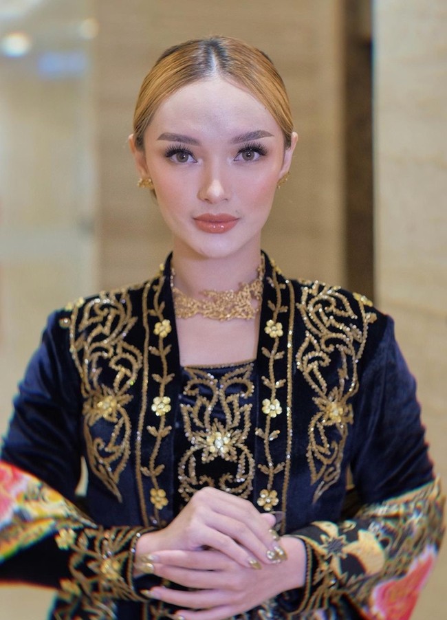 Dengan rambut yang tersanggul rapih dan tatapan tajam, penampilan Zaskia Gotik itu terlihat menawan. Tak lupa kuku tangannya pun ikut diberi kuteks berwarna emas. Bagaimana menurutmu penampilan Zaskia? Foto: Instagram/@zaskia_gotix