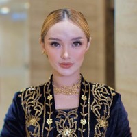 Zaskia Gotik dan Vicky Prasetyo pernah bertunangan pada 2013 dan sempat membuat heboh. Namun hubungan mereka batal ke jenjang pernikahan karena kasus penipuan yang menyeret nama Vicky. Kini Zaskia Gotik sudah menikah dengan pengusaha Sirajuddin Mahmud. Foto: Instagram/@zaskia_gotix