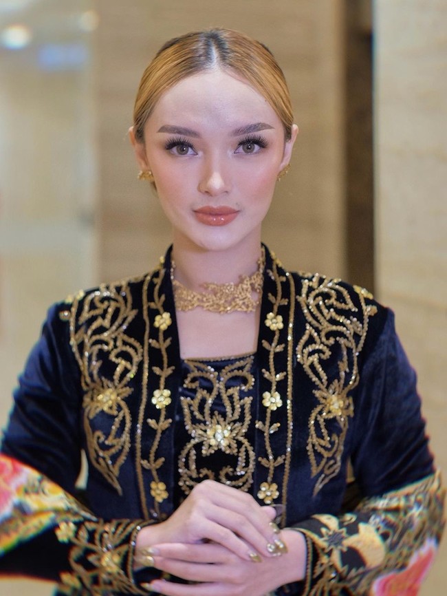 Zaskia Gotik dan Vicky Prasetyo pernah bertunangan pada 2013 dan sempat membuat heboh. Namun hubungan mereka batal ke jenjang pernikahan karena kasus penipuan yang menyeret nama Vicky. Kini Zaskia Gotik sudah menikah dengan pengusaha Sirajuddin Mahmud. Foto: Instagram/@zaskia_gotix