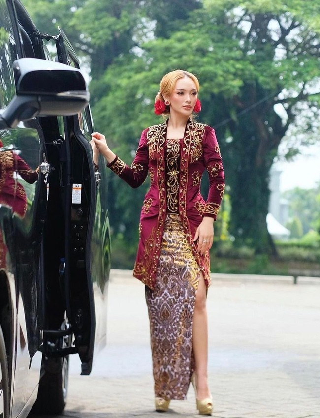 Dalam unggahan lain, Zaskia Gotik terlihat tampil mengenakan kebaya berwarna merah. Kebaya tersebut memiliki corak berwarna emas. Zaskia kemudian memadukan kebaya tersebut dengan sebuah heels berwarna emas. Foto: Instagram/@zaskia_gotix