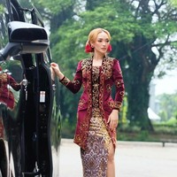 Dalam unggahan lain, Zaskia Gotik terlihat tampil mengenakan kebaya berwarna merah. Kebaya tersebut memiliki corak berwarna emas. Zaskia kemudian memadukan kebaya tersebut dengan sebuah heels berwarna emas. Foto: Instagram/@zaskia_gotix