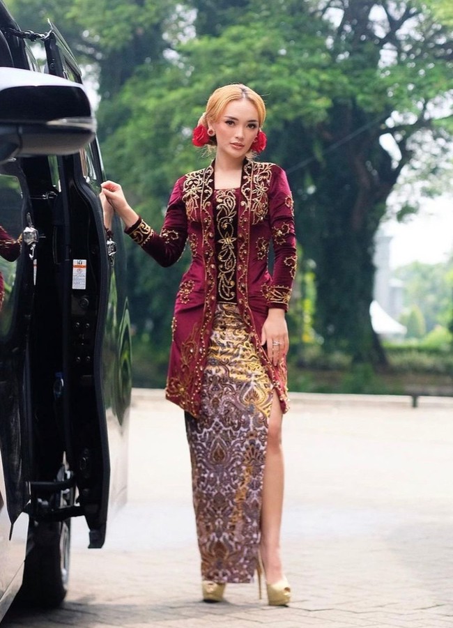 Yang kemudian membuat netizen menjadi salah fokus ialah warna rambut Zaskia Gotik yang kini menjadi blonde. Warna rambutnya itu dianggap tidak sesuai dengan kebaya yang dikenakannya. Kya y klo pke kbaya gt rmbt y lbh cocok k hitam....krna dominan wrna rambut indonesia, komentar salah seorang netizen. Kurang cocok sma warna rambutnya neng, komentar lainnya. Foto: Instagram/@zaskia_gotix