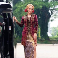 Yang kemudian membuat netizen menjadi salah fokus ialah warna rambut Zaskia Gotik yang kini menjadi blonde. Warna rambutnya itu dianggap tidak sesuai dengan kebaya yang dikenakannya. Kya y klo pke kbaya gt rmbt y lbh cocok k hitam....krna dominan wrna rambut indonesia, komentar salah seorang netizen. Kurang cocok sma warna rambutnya neng, komentar lainnya. Foto: Instagram/@zaskia_gotix