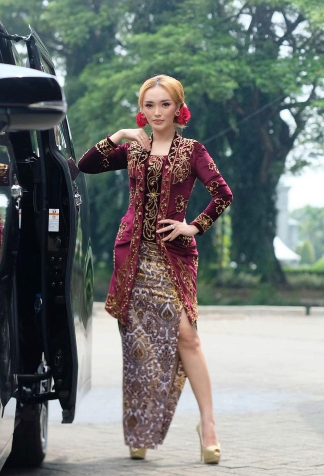 Penampilan Zaskia itu dilengkapi dengan dua buah hiasan bunga mawar merah di sanggulnya. Antingnya pun tampak berwarna senada, yaitu warna merah. Beberapa netizen pun terlihat memuji penampilan Zaskia, menyebutnya terlihat anggun dan cantik. Foto: Instagram/@zaskia_gotix