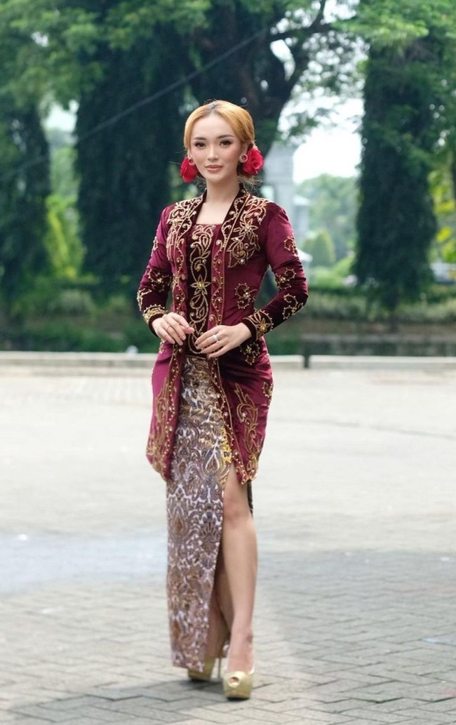 Kebaya tersebut tampak memperlihatkan lekuk tubuh Zaskia dengan jelas. Rok bawahan dengan belahan hingga ke paha membuat kaki Zaskia juga terlihat lebih jenjang. Foto: Instagram/@zaskia_gotix