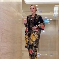 Zaskia Gotik kembali mencuri atensi melalui penampilan terbarunya. Lewat foto-foto unggahan di Instagram, pedangdut yang saat ini tengah hamil anak kedua itu terlihat anggun dan cantik mengenakan kebaya. Foto: Instagram/@zaskia_gotix