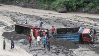 Bambang mengatakan kejadian ini tak sampai merenggut korban jiwa. Penambang maupun sopir truk sempat berlari menyelamatkan diri.