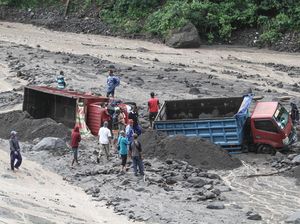 Dampak Hujan Jogja-Sleman: Reklame Tumbang, Truk Terjebak Banjir Lahar