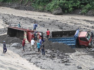 Dampak Hujan Jogja-Sleman: Reklame Tumbang, Truk Terjebak Banjir Lahar