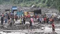 Kabid Kedaruratan dan Logistik BPBD Sleman Bambang Kuntoro mengatakan lokasi terjebaknya truk itu di sekitar Padukuhan Ngepring, Purwobinangun, Pakem. Peristiwa terjadi sekitar pukul 13.00 WIB. Saat kejadian truk sedang antre untuk mengangkut material pasir.