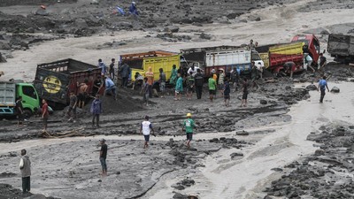 Puluhan Truk Pasir Terjebak Banjir Lahar Gunung Merapi