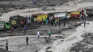 Puluhan Truk Pasir Terjebak Banjir Lahar Gunung Merapi