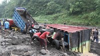 Kabid Kedaruratan dan Logistik BPBD Sleman Bambang Kuntoro menyebutkan sekitar 20-an truk terjebak banjir lahar. 
