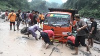 Saat ini TRC BPBD Sleman dibantu anggota Sarlinmas sudah berada di lokasi kejadian. Namun, untuk proses evakuasi kendaraan masih menunggu aliran lahar hujan surut.