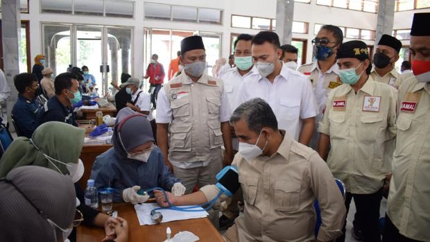 Sekjen Gerindra Ahmad Muzani mengecek tekanan darah dalam kegiatan vaksinasi booster, di Pendopo Pemkab Garut, Jabar, Kamis (3/2/2022).