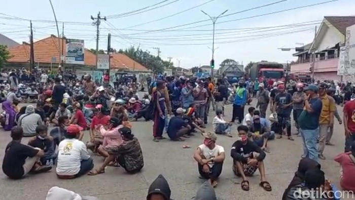 Nelayan memblokir jalur Pantura dalam aksi demo soal perizinan kapal, Kamis (3/2/2022)