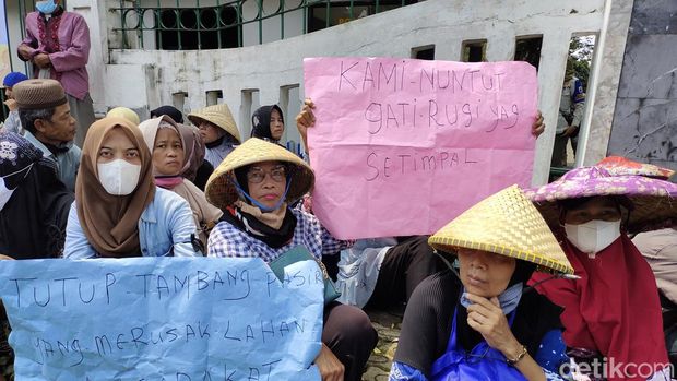 Aksi demontrasi petani Kecamatan Cimarga di depan Kantor Bupati Lebak. (Foto: Fathul Rizkoh)
