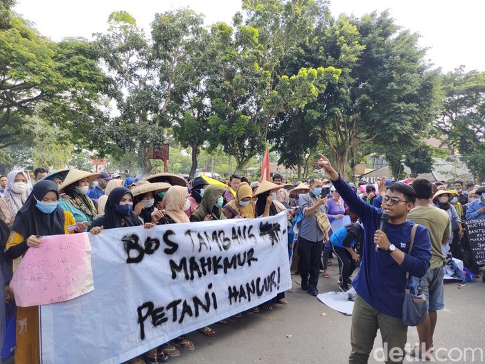 Aksi demontrasi petani Kecamatan Cimarga di depan Kantor Bupati Lebak. (Foto: Fathul Rizkoh)