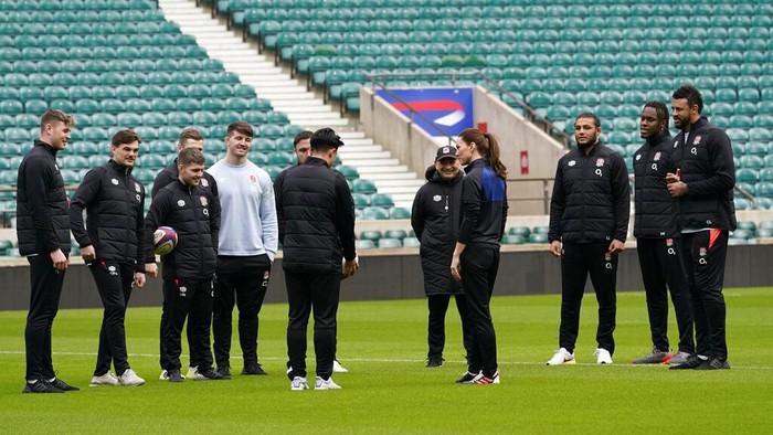 Aksi Kate Middleton Bermain Rugby In her new role as patron of the Rugby Football Union, Britain's Kate the Duchess of Cambridge listens whilst standing with players from the England men's rugby union team, as she visits Twickenham Stadium, in London, to meet England rugby players and coaches and join in with a training session, Wednesday, Feb. 2, 2022. (AP Photo/Alberto Pezzali)