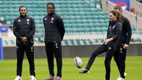 Kate the Duchess of Cambridge dari Inggris melakukan tendangan di sebelah pemain tim rugby union putra Inggris. AP/Alberto Pezzali