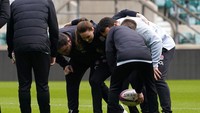 Dalam peran barunya sebagai pelindung Rugby Football Union, Kate the Duchess of Cambridge dari Inggris mengambil bagian dalam latihan bersama dengan pemain tim rugby union pria Inggris saat ia mengunjungi Stadion Twickenham, di London. AP/Alberto Pezzali