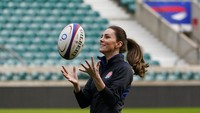 Kate the Duchess of Cambridge dari Inggris menangkap bola saat ia bergabung dengan sesi pelatihan tim rugby union Inggris, selama kunjungannya ke Twickenham Stadium, di London. AP/Alberto Pezzali