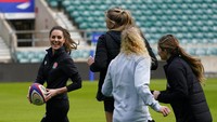 Kate the Duchess of Cambridge dari Inggris berlari dengan bola saat dia bergabung dengan sesi pelatihan tim rugby wanita Inggris. AP/Alberto Pezzali