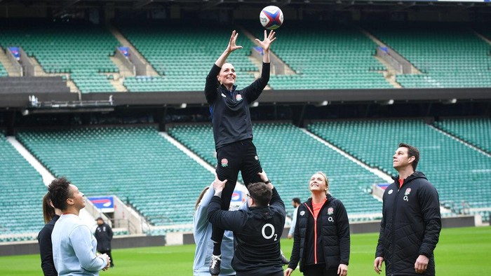 Aksi Kate Middleton Bermain Rugby Britain's Kate, Duchess of Cambridge, is lifted up in a line-out as she plays rugby in her new role as Patron of the Rugby Football Union, in Twickenham Stadium, in London, Wednesday, Feb. 2, 2022 to meet England players, coaches and referees and join a training session on the pitch. (Jeremy Selwyn/Pool Photo via AP)