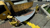 Atap JPO yang sebelumnya berbahan plastik itu kini diganti dengan atap berbahan aluminium.
