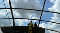 Perbaikan atap JPO ini pun diketahui merupakan hasil tindak lanjut dari permintaan warga.
