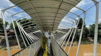 Diharapkan setelah diperbaiki warga dapat merasa aman dan nyaman saat melintasi JPO ini.
