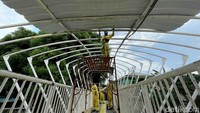 Sejumlah petugas Dinas Bina Marga DKI Jakarta memperbaiki atap jembatan penyeberangan orang (JPO) Jayakarta di kawasan Manggarai, Jakarta, Kamis (3/2/2022). Desain JPO di atas Sungai Banjir Kanal Barat ini sempat hits dan viral saat baru diresmikan, beberapa waktu lalu.