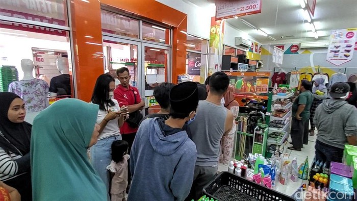 Antre Minyak Goreng di Sukabumi
