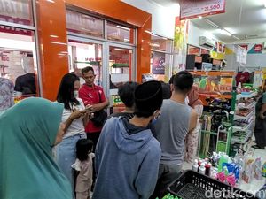 Cerita Warga Palabuhanratu Berburu Minyak Goreng