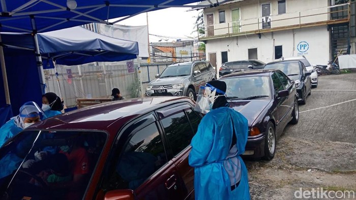 DKI Digempur Omicron, Antrean Drive Thru Tes COVID-19 di Jaktim Mengular