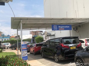 Omicron Melonjak, Tes Swab COVID-19 di Jakarta Dipadati Antrean Pengunjung