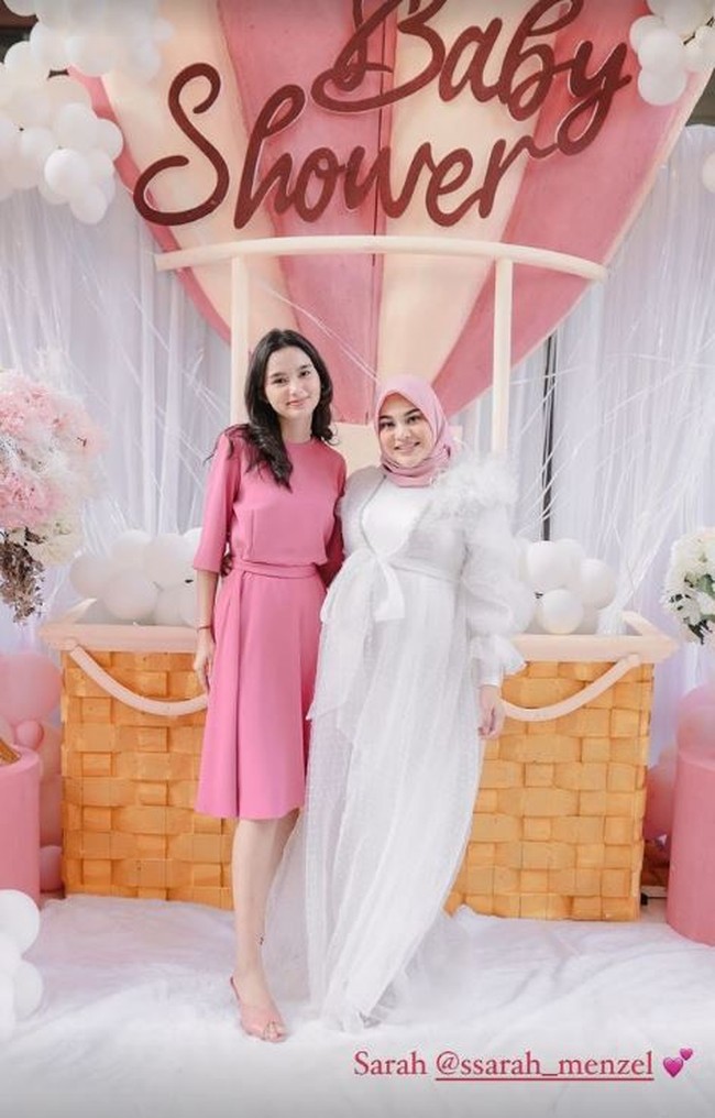 Pacar dari sang adik, Sarah Menzel rupanya juga menghadiri acara baby shower Aurel Hermansyah. Keduanya terlihatt berfoto bersama. Foto: Instagram