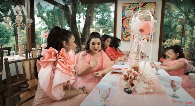 Dengan bantuan Ashanty, Atta Halilintar pun menyusun sebuah kejutan baby shower untuk istri tercintanya. Dalam video YouTube di akun milik Atta Halilintar, Ashanty mengatakan bahwa dia memberi tahu Aurel bahwa akan ada pemotretan bersama Ashanty dan Krisdayanti. Foto: YouTube/AH