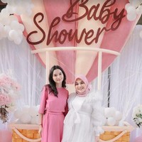 Pacar dari sang adik, Sarah Menzel rupanya juga menghadiri acara baby shower Aurel Hermansyah. Keduanya terlihatt berfoto bersama. Foto: Instagram