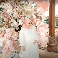 Aurel Hermansyah yang sebelumnya tidak tahu akan mendapatkan kejutan baby shower itu tampak berfoto terlebih dahulu sebelum memasuki lokasi inti acara. Aurel tampak cantik dalam balutan dress berwarna putih dan kerudung merah muda. Foto: YouTube/AH