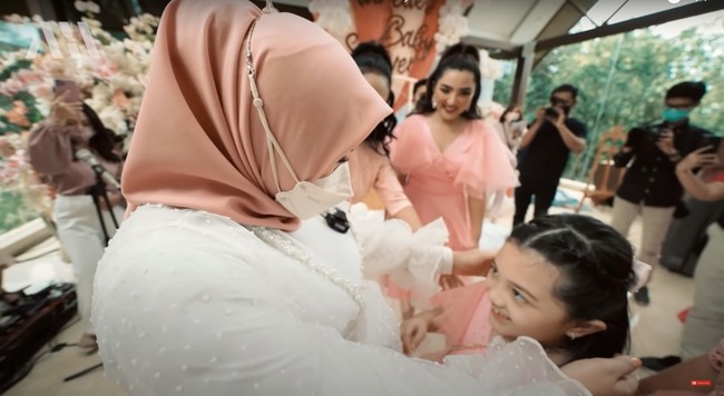 Ketika memasuki ruangan acara, Aurel pun dibuat terkejut melihat orang-orang yang disayanginya sudah berada di sana. Acara baby shower Aurel sendiri memang sengaja dibuat hanya khusus untuk para wanita, sehingga Anang, Azriel, dan Atta tampak tidak menghadiri acara tersebut. Foto: YouTube/AH