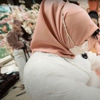 Ketika memasuki ruangan acara, Aurel pun dibuat terkejut melihat orang-orang yang disayanginya sudah berada di sana. Acara baby shower Aurel sendiri memang sengaja dibuat hanya khusus untuk para wanita, sehingga Anang, Azriel, dan Atta tampak tidak menghadiri acara tersebut. Foto: YouTube/AH
