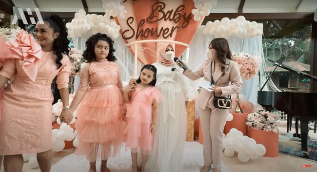 Aurel mengaku tidak menyangka bahwa dirinya akan mendapatkan kejutan baby shower dari sang suami mengingat dirinya akan melahirkan sebentar lagi. Tampak  Krisdayanti dan anaknya, Amora juga hadir di acara baby shower Aurel Hermansyah. Foto: YouTube/AH