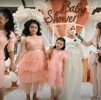 Aurel mengaku tidak menyangka bahwa dirinya akan mendapatkan kejutan baby shower dari sang suami mengingat dirinya akan melahirkan sebentar lagi. Tampak  Krisdayanti dan anaknya, Amora juga hadir di acara baby shower Aurel Hermansyah. Foto: YouTube/AH