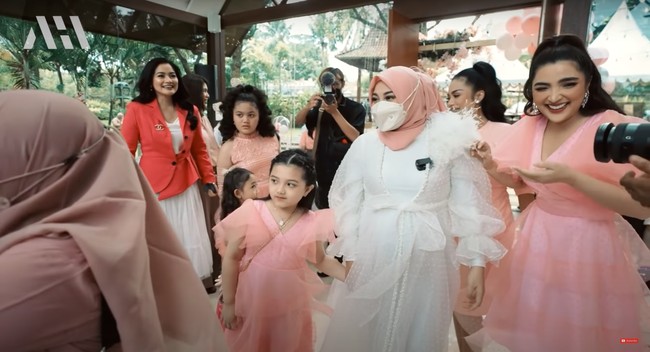 Dengan raut wajah bahagia sekaligus terkejut, Aurel tampak berjalan memasuki ruangan dengan menggandeng Arsy. Acara baby shower Aurel itu pun tampak dihadiri oleh para selebriti, salah satunya Titi Kamal. Foto: YouTube/AH