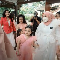 Dengan raut wajah bahagia sekaligus terkejut, Aurel tampak berjalan memasuki ruangan dengan menggandeng Arsy. Acara baby shower Aurel itu pun tampak dihadiri oleh para selebriti, salah satunya Titi Kamal. Foto: YouTube/AH