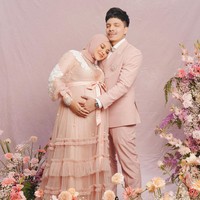 Aurel Hermansyah melahirkan bayi perempuan pada tanggal cantik 22 Februari 2022. Bayi tersebut dilahirkan secara caesar. Melalui Instagram, suami Aurel, Atta Halilintar mengumumkan proses kelahiran putri mereka. “22-2-2022 Malaikat hidupku,” tulis Atta di unggahan Instagram yang memperlihatkan jari tangan bayinya. Foto: Instagram @aurelie.hermansyah @winstongomez