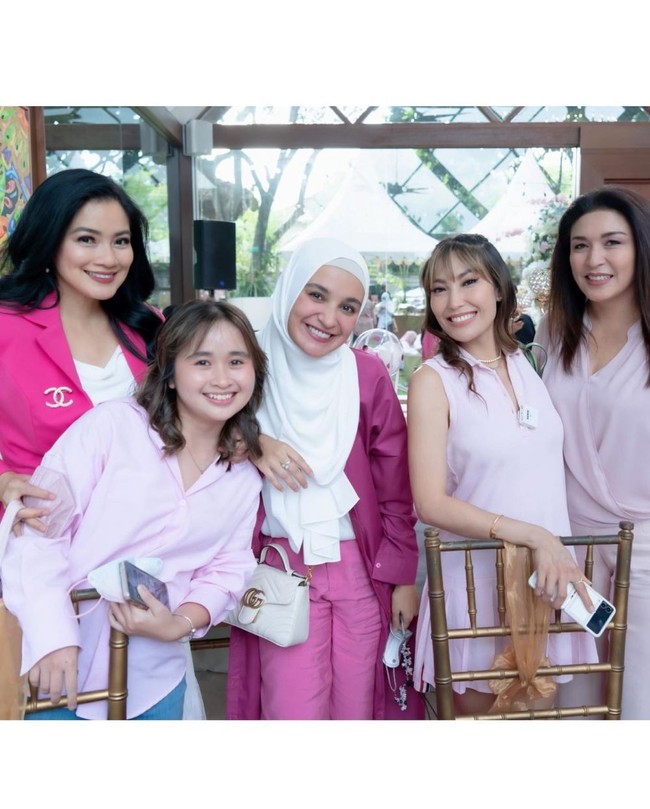 Para tamu undangan yang kompak mengenakan busana berwarna merah muda juga terlihat berfoto bersama. Titi Kamal, Gritte Agatha, Zaskia Sungkar, dan Ayu Dewi tampak turut serta menghadiri acara baby shower Aurel Hermansyah itu. Foto: Instagram