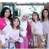 Para tamu undangan yang kompak mengenakan busana berwarna merah muda juga terlihat berfoto bersama. Titi Kamal, Gritte Agatha, Zaskia Sungkar, dan Ayu Dewi tampak turut serta menghadiri acara baby shower Aurel Hermansyah itu. Foto: Instagram